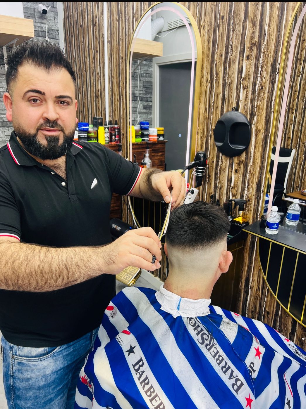 De barber van King Style aan het werk in de zaak
