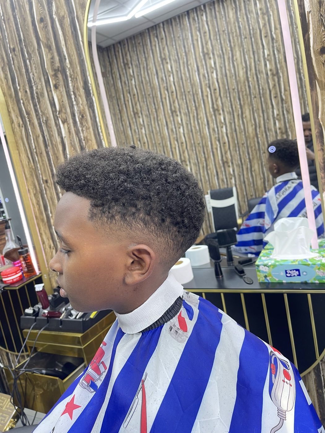 Krullend haar met nette fade
