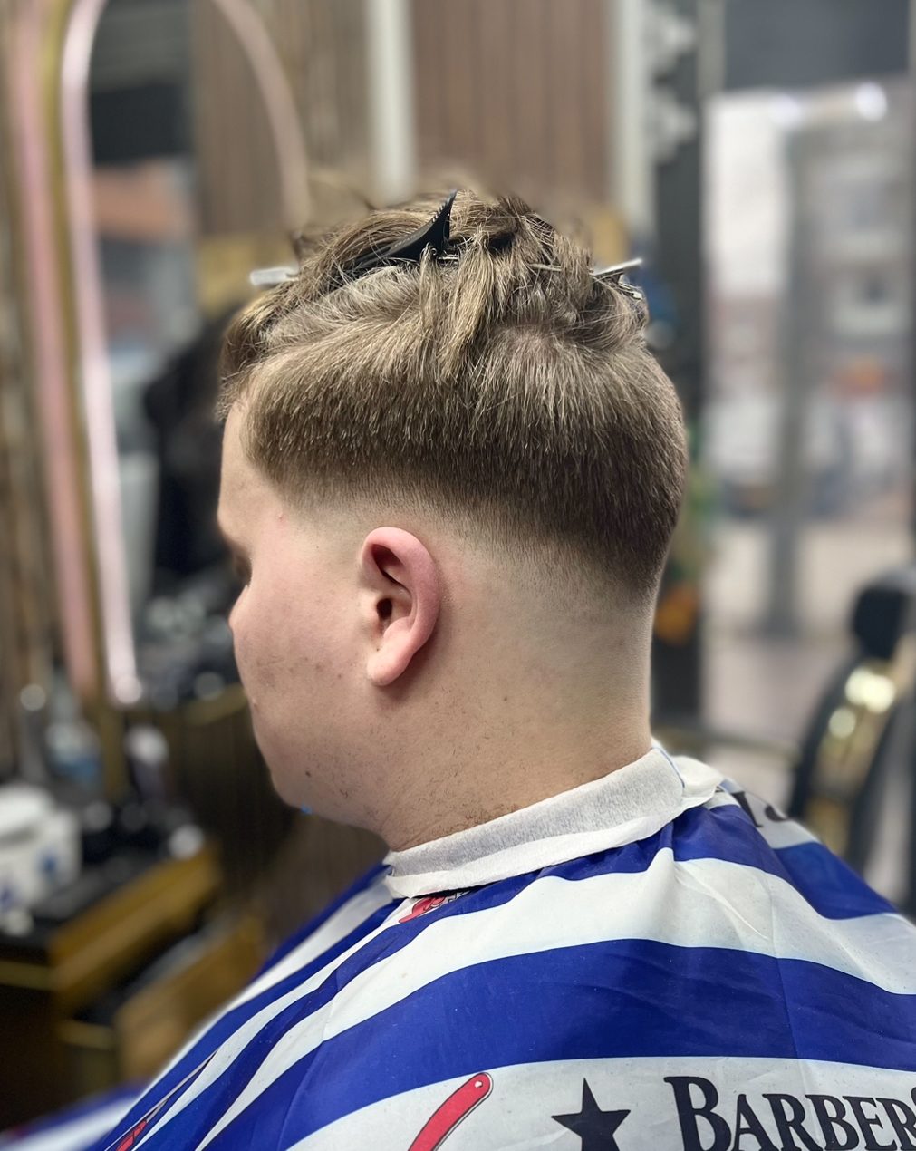 Getextureerde coupe met strakke fade, achteraanzicht